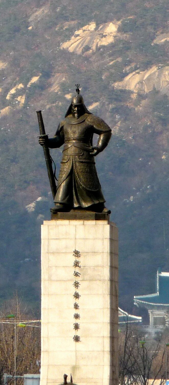 Enormous bronze statue of a 16th c Korean warrior, on a stone pillar.